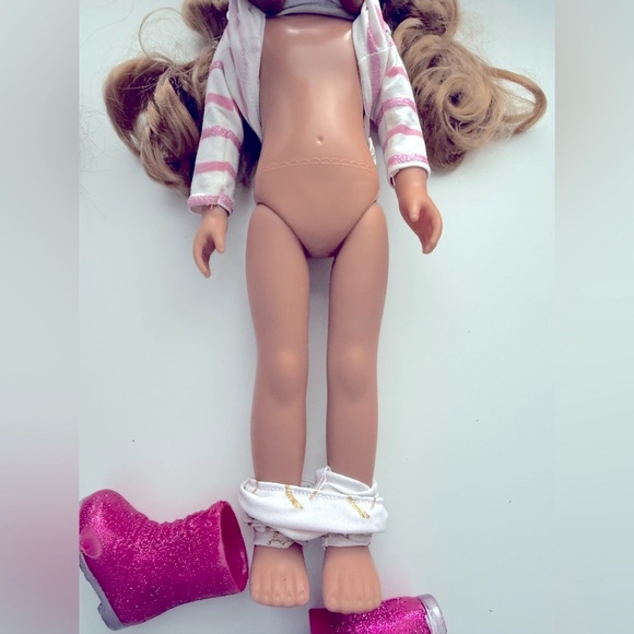 2 Glitter Girls Poseable Fashion Dolls and two additional outfits included - Picture 5 of 15